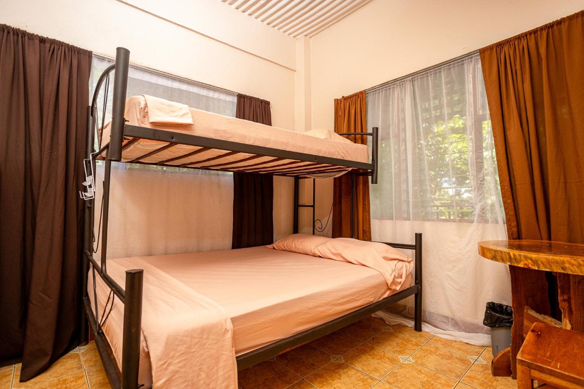 Manuel Antonio Hostel Екстериор снимка