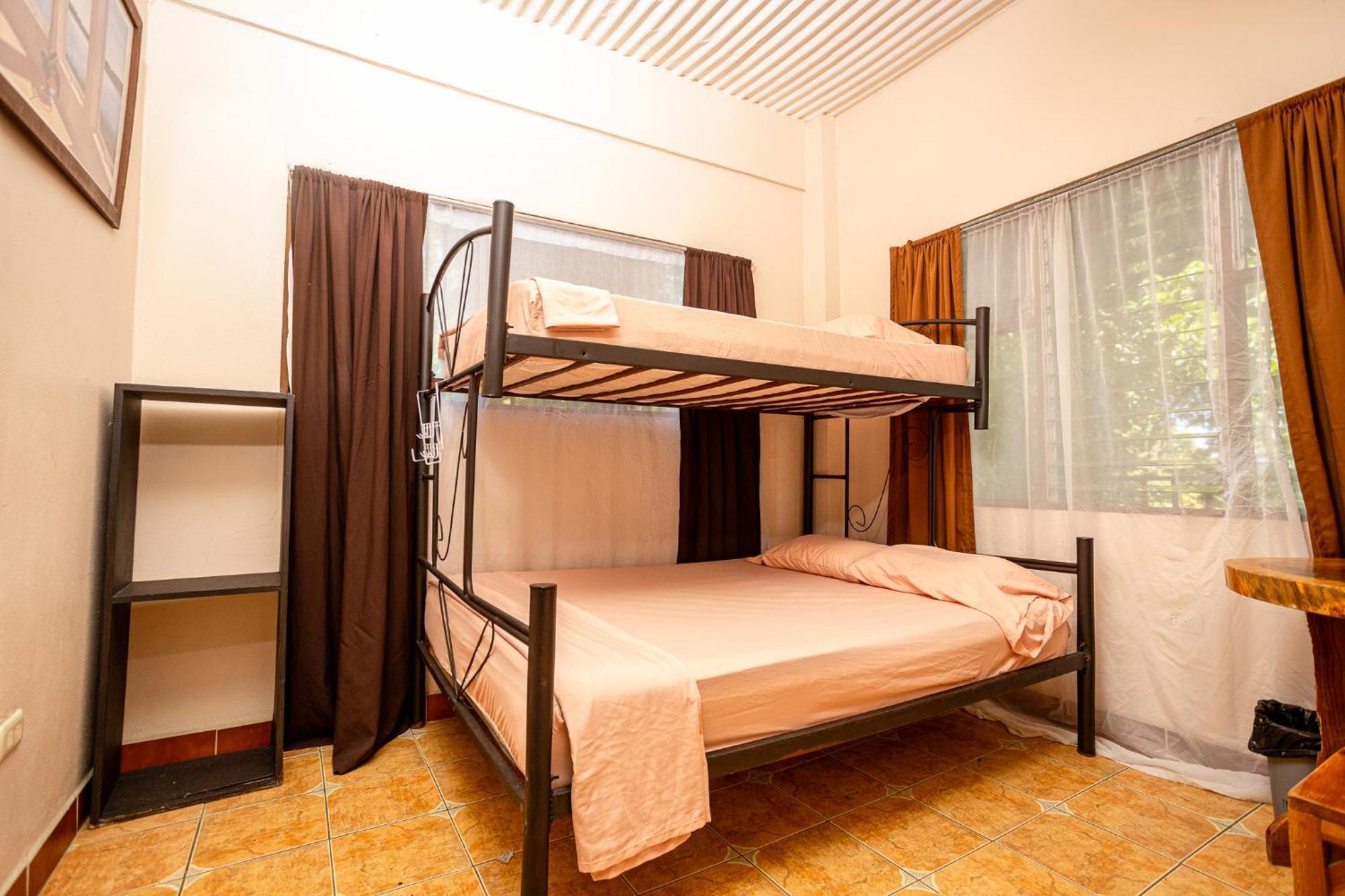 Manuel Antonio Hostel Екстериор снимка