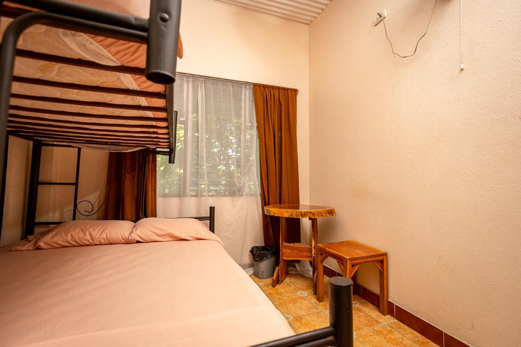 Manuel Antonio Hostel Екстериор снимка